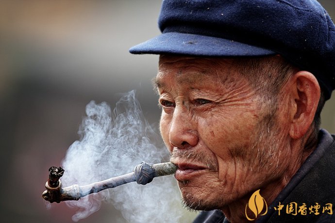 旱煙和煙卷哪個危害大，旱煙袋很有講究