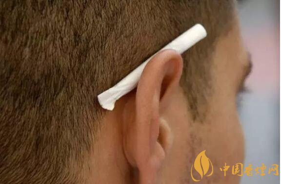 香煙夾耳朵上是怎么來(lái)的，耳夾煙是男人的專(zhuān)利